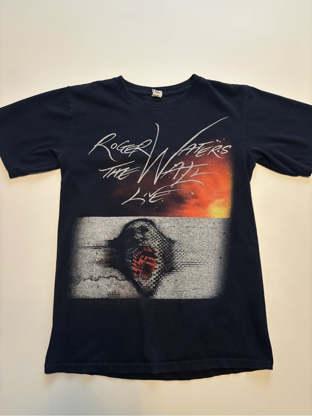Roger Waters "The Wall Live" x pink Floyd band shirt 2012 (unisex small sized)
